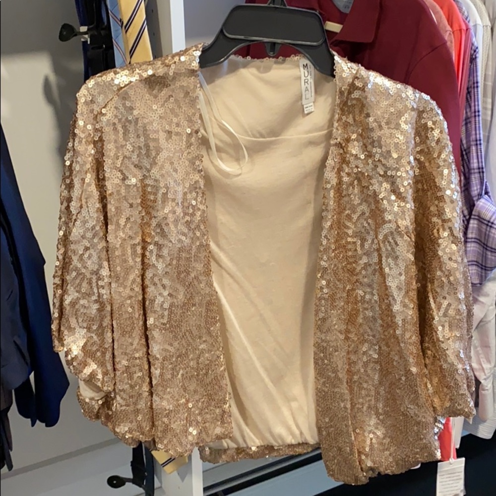 Mural sequence shrug